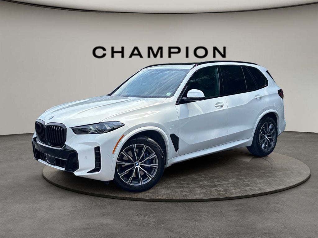 2025 BMW X5 xDrive40i in Alpine White — front three-quarter view